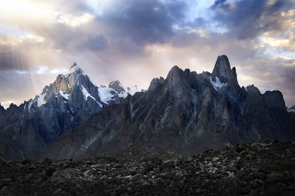 Sunset at Baltoro Glacier with Payu Peak and Uli Biaho Tower. #YourShotPhotographer #altamontaña #landscapephotography #travelphotography #roamtheplanet #beautifuldestinations #EarthCapture #explorehimalayas #mountainplanet #bridgedalesocks #natgeofineart #smellofthemountain