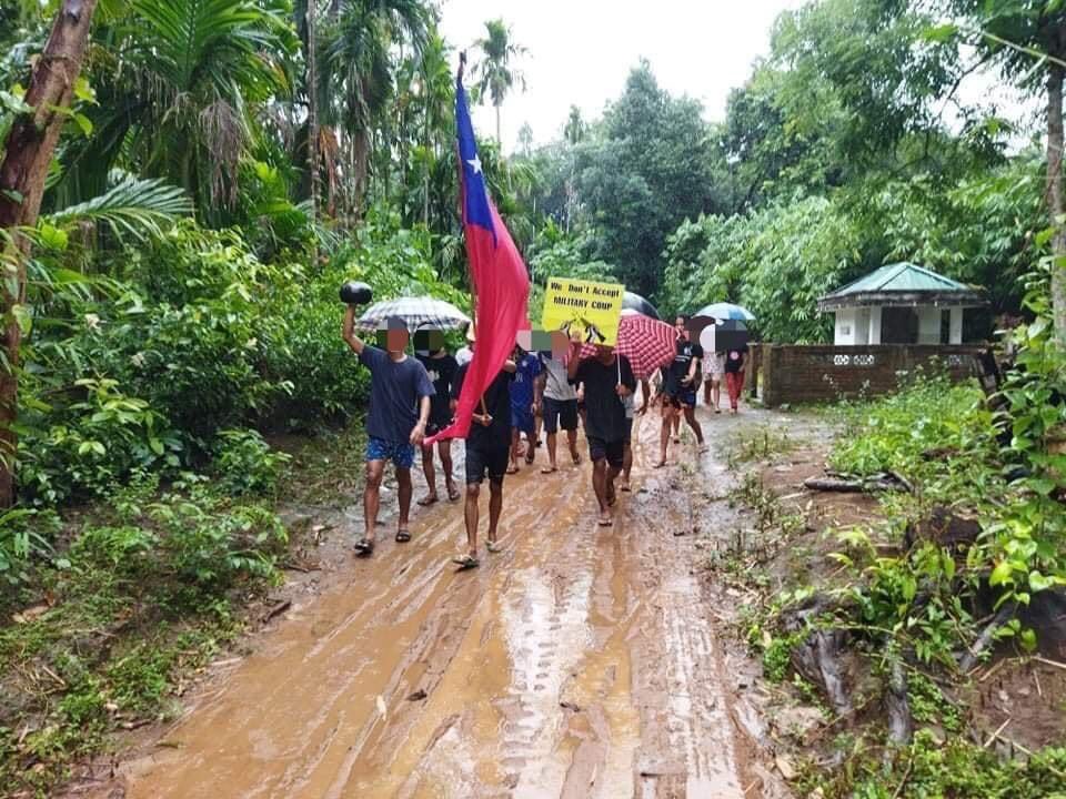 Htet_Htet_San's tweet photo. Youths from #SawPhyar village,#LaungLone tsp protest against Military Coup on May 28 evening.
#WhatsHappeningInMyanmar
#May28Coup https://t.co/mAWXClNAmT