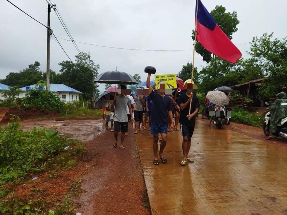 Htet_Htet_San's tweet photo. Youths from #SawPhyar village,#LaungLone tsp protest against Military Coup on May 28 evening.
#WhatsHappeningInMyanmar
#May28Coup https://t.co/mAWXClNAmT