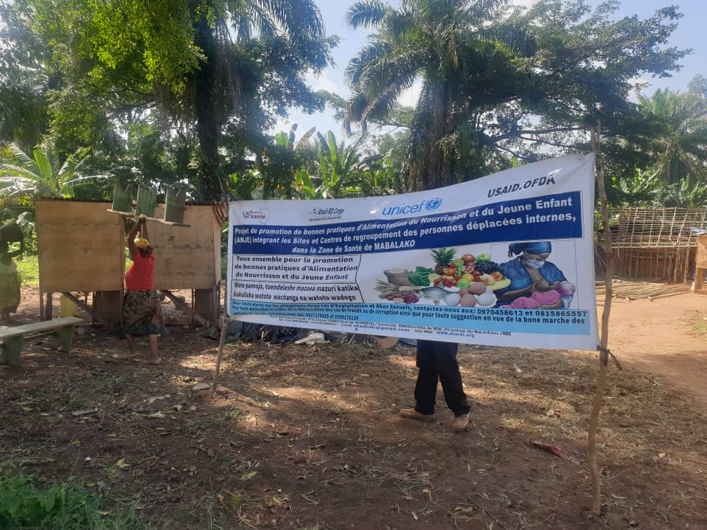 UNICEFDRC's tweet photo. Grâce au soutien de @USAIDSavesLives et @UKinDRC, l’UNICEF sensibilise les personnes déplacées à #Mabalako sur les bonnes pratiques d'alimentation pour lutter contre la malnutrition dans les sites d'accueil. https://t.co/g6moEdBfEW