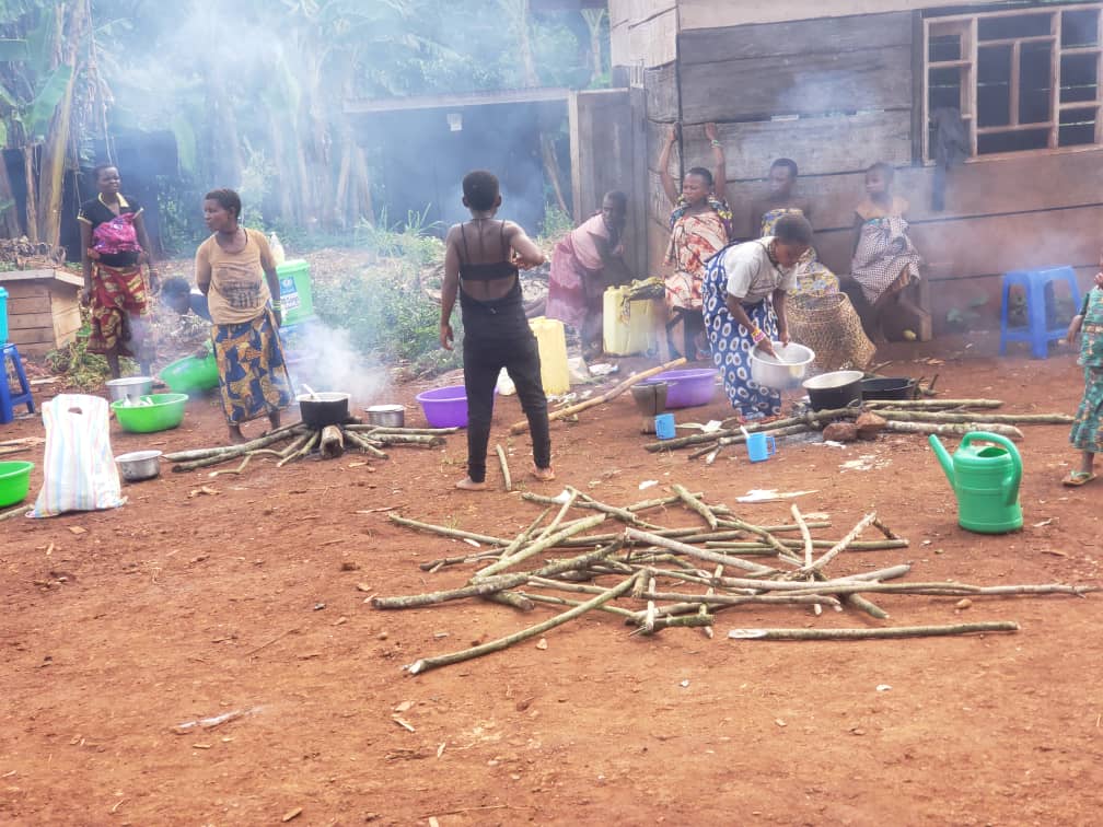 UNICEFDRC's tweet photo. Grâce au soutien de @USAIDSavesLives et @UKinDRC, l’UNICEF sensibilise les personnes déplacées à #Mabalako sur les bonnes pratiques d'alimentation pour lutter contre la malnutrition dans les sites d'accueil. https://t.co/g6moEdBfEW