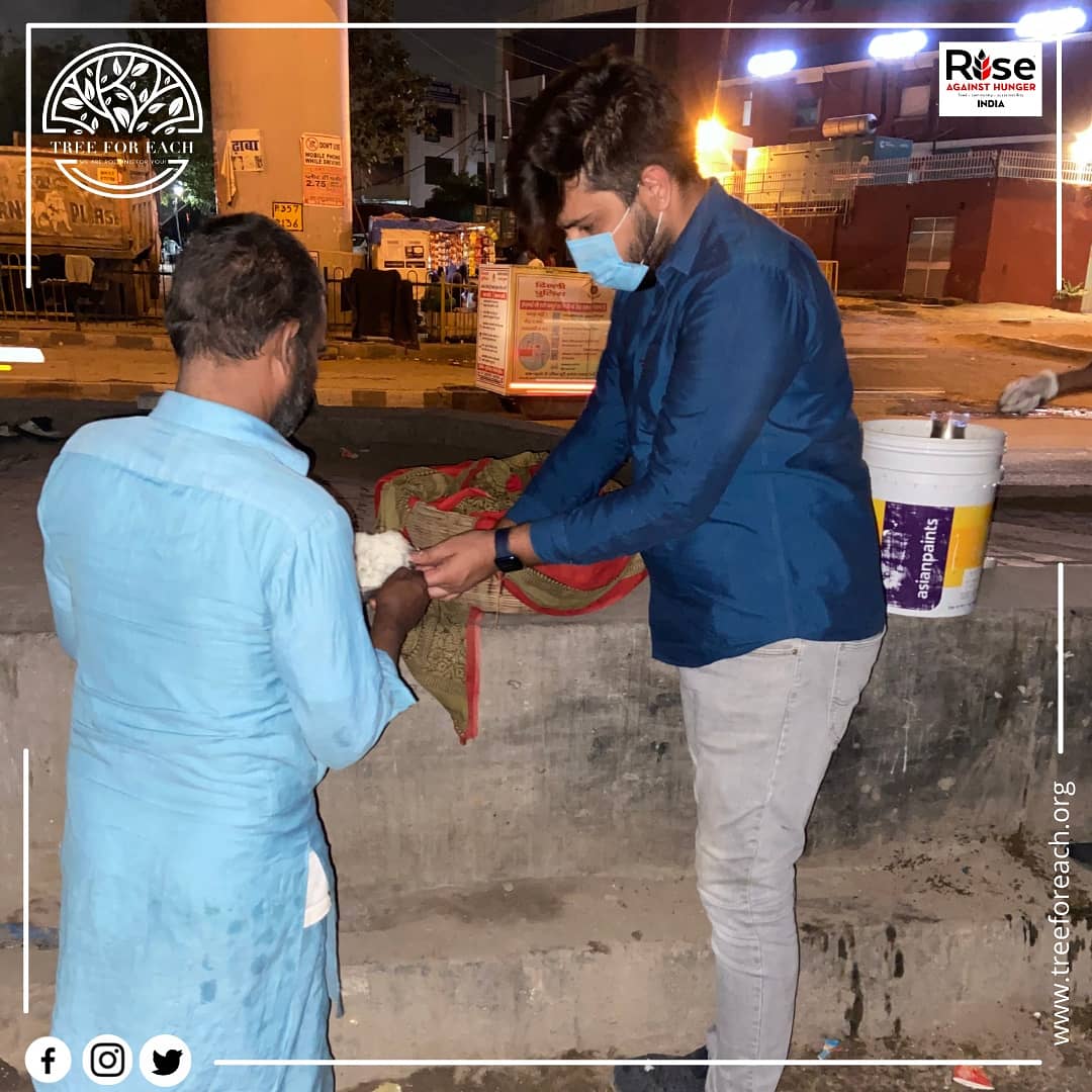 treeforeach's tweet photo. Let's help to the people who don't have access to food. 
We the team of #TreeForEach #Foundation started this #campaign #FoodForEach to provide the food to the #COVID Families at their doorstep, people living on the streets and the patient's and thier attendees in #Hospital https://t.co/jV7GJzZ3e1