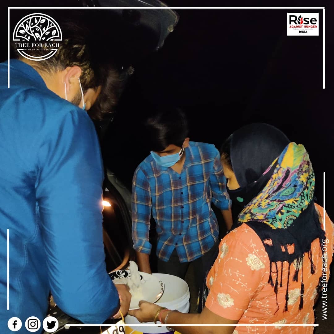 treeforeach's tweet photo. Let's help to the people who don't have access to food. 
We the team of #TreeForEach #Foundation started this #campaign #FoodForEach to provide the food to the #COVID Families at their doorstep, people living on the streets and the patient's and thier attendees in #Hospital https://t.co/jV7GJzZ3e1