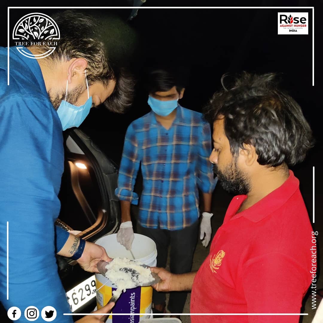 treeforeach's tweet photo. Let's help to the people who don't have access to food. 
We the team of #TreeForEach #Foundation started this #campaign #FoodForEach to provide the food to the #COVID Families at their doorstep, people living on the streets and the patient's and thier attendees in #Hospital https://t.co/jV7GJzZ3e1
