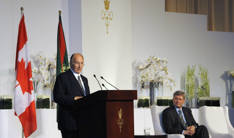 AKDNinCanada's tweet photo. 11 years ago today, HH the Aga Khan &amp; 🇨🇦 Prime Minister @stephenharper marked the foundation of the @AgaKhanMuseum, @AgaKhanPark, &amp; Ismaili Centre, Toronto. HH the Aga Khan expressed his belief that the Museum would help address "a clash of ignorances".
https://t.co/2aXXByjWj8 https://t.co/q0gq2F35M6