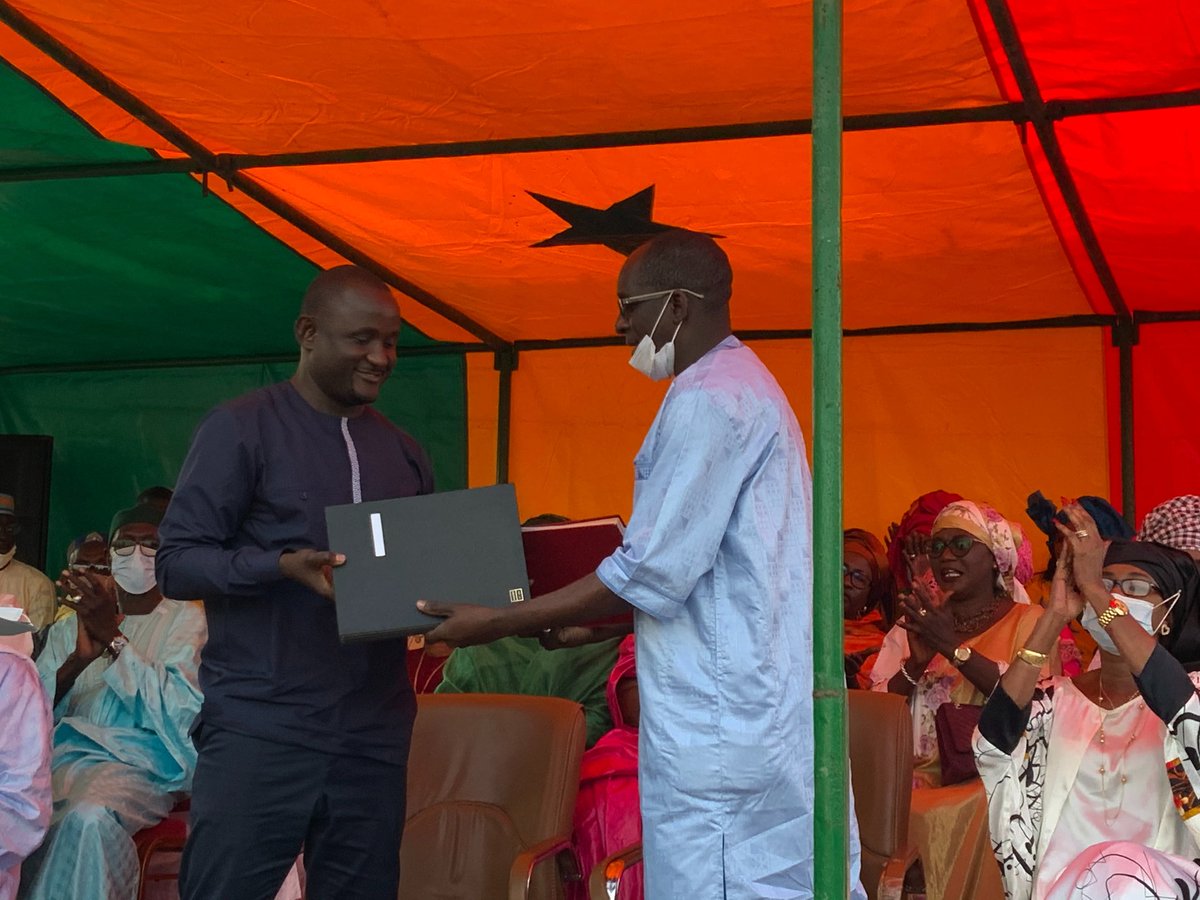 ModerneCitoyen's tweet photo. la signature d'une convention par le Maire de #Yoff Abdoulaye Diouf SARR et le Délégué général de la DER/F qui vient ainsi installer un bureau de nanocrédit qui permettra aux Yoffois de bénéficier de financements allant de 10000 FCFA à 1 millions de FCFA. #kebetu #Senegal https://t.co/tEcY2mkAvg