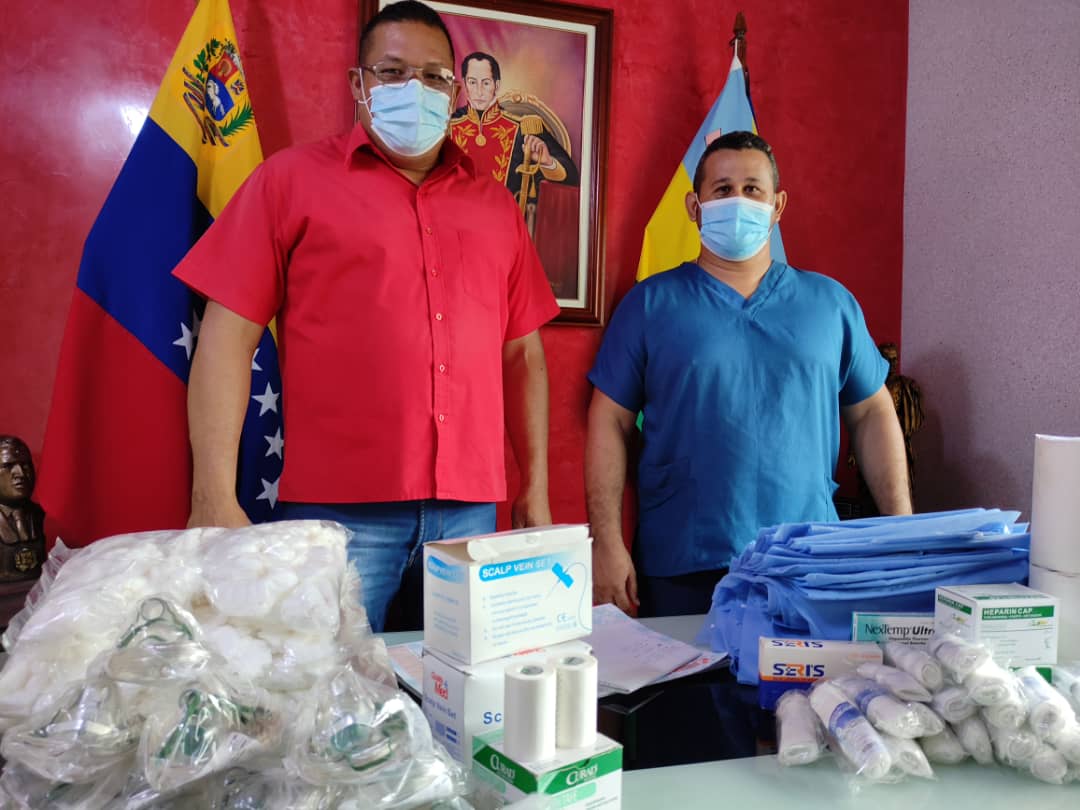 AlcaldeEzequie1's tweet photo. #MuralesBicentenario #PortuguesaAlegríaYConstancia #EntreChavistasNosSeguimos 
Para fortalecer la Salud en el Mcpio. Agua Blanca,  realizamos importante Dotación de insumos médicos  y de seguridad personal al Hospital tipo I gracias al apoyo de @Francarmtz recibe el @rincones_dr https://t.co/43rTAusqa9