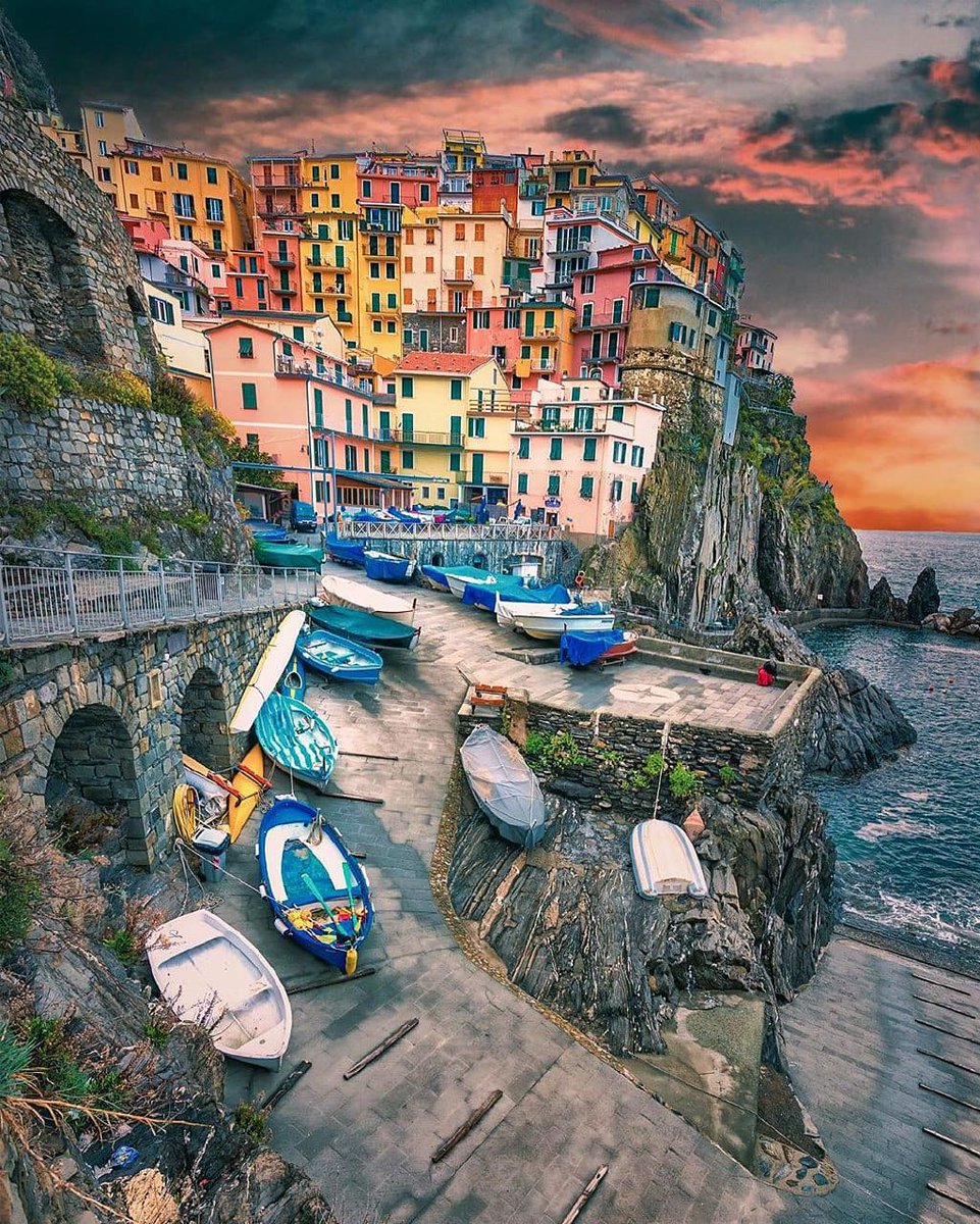 Manarola, Liguria. The Five Lands, Cinque Terre, are One of our favorite destinations in the northern Italy. Leave a comment with your impressions, below❣️
IG Photo by @ kyrenian 📷

#liguria #cinqueterre #italy #travel