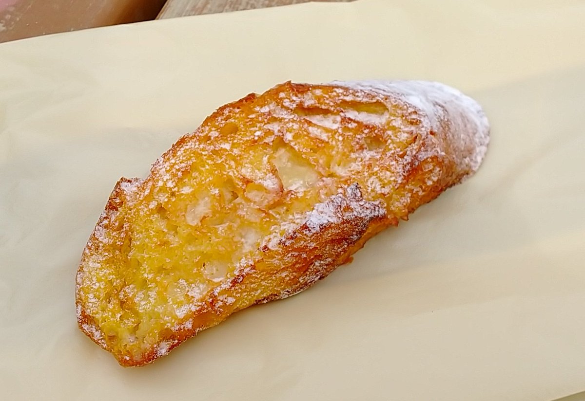 神戸 まちガイド 神戸学マイスター 垂水区舞多聞にある Boulangerie Charme が美味しい はちみつフレンチは外はパリッと 中は噛んだ瞬間にジュワっと優しい甘みが広がります クイニーアマンは外がパリパリで 香ばしさとバターの風味 中の