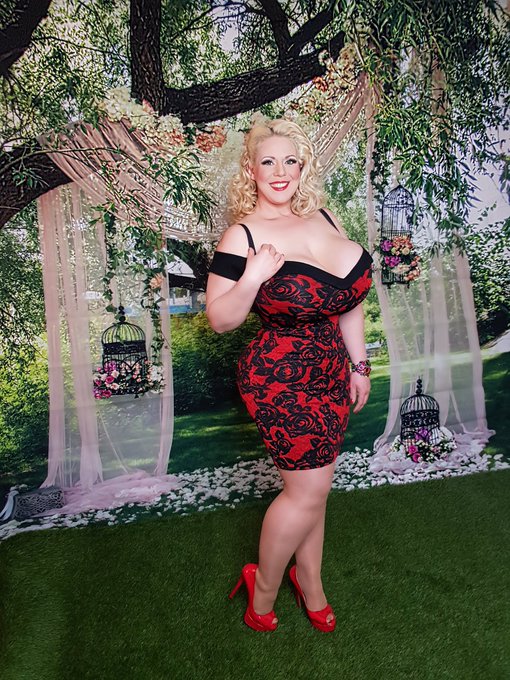 2 pic. Summer, where are you ☀️I’m ready ☀️ I wish you a happy sweet weekend ? kiss #curvygirlfever #girl