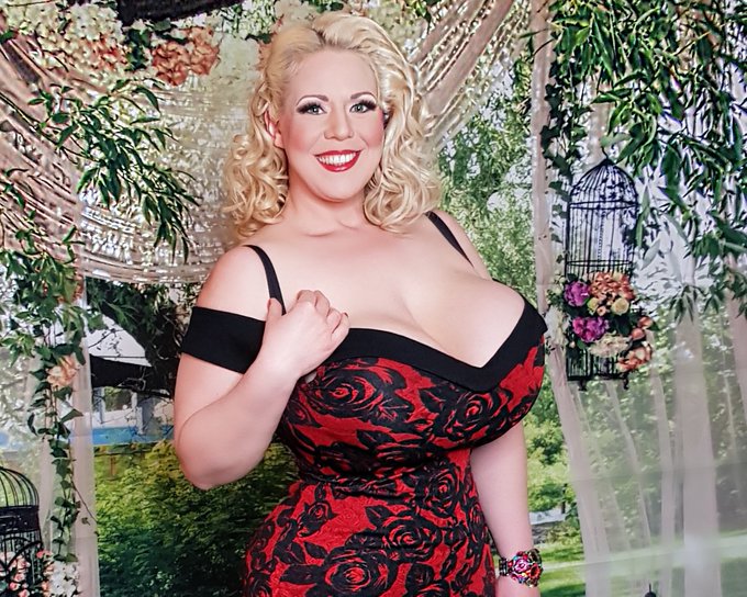 1 pic. Summer, where are you ☀️I’m ready ☀️ I wish you a happy sweet weekend ? kiss #curvygirlfever #girl
