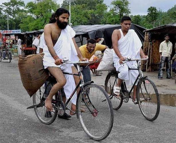 manishsonibjp's tweet photo. डाक्टर अगर पेशेंट को दवा लिखता है तो वह दवा उसी के बगल के मेडिकल स्टोर में ही मिलेगी या उसके बताए हुए मेडिकल स्टोर से ही लेनी है,यही तिलस्म आयुर्वेद तोडता है, क्योंकि आयुर्वेदिक दवा का ज्यादातर हिस्सा तो हमारे रसोई घर मे ही होता है!
"इसी कारण @yogrishiramdev बुरा है" 
#BabaRamdev https://t.co/hNRrfBlqtK