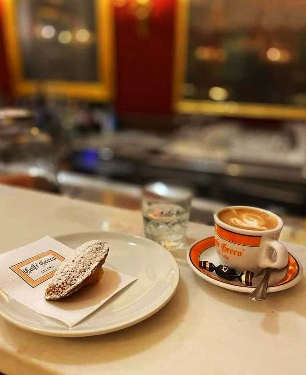 Il tempo è perduto, ma forse no. Il ricordo può arrivare inaspettato, portandosi dietro la nostalgia di un mondo.
Basta un piccolo dolce, la madeleine gustata con il nostro caffè!

#caffè #bar #pasticceria #cornettiartigianali #dolciartigianali #roma #ViaCondotti