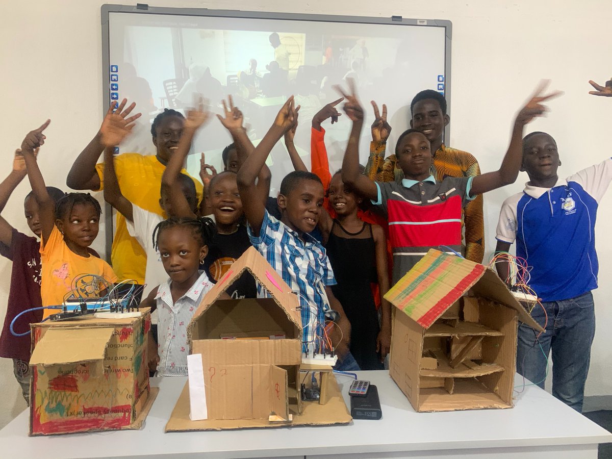atchub_'s tweet photo. Yesterday, at #ATCHUB #STEM LAB, we celebrated students across different age brackets and schools by hosting a Free #AI &amp; #Robotics class for them. The kids learned a whole lot, and networked. An RC #smarthome prototype was created.

#atcstem 
#smarthomesystem
#ChildrensDay https://t.co/i8dwNi3H9S