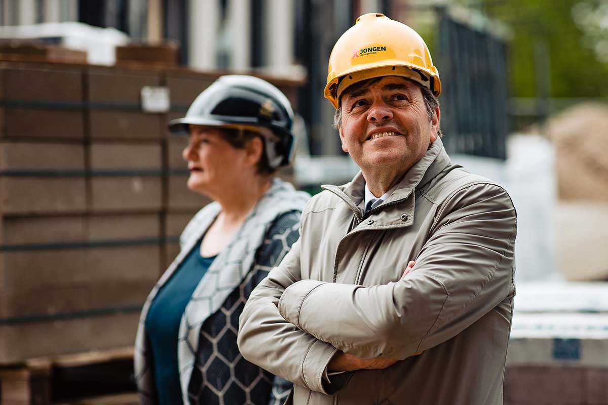 JongenBouw's tweet photo. HOOGBOUWFLAT 'VOORTERSTRAAT' BEREIKT HAAR HOOGSTE PUNT BINNEN PROJECT #SUPERLOCAL!
Zie link: https://t.co/g1ecuVwkvP 

#mijlpaal
#ookditisvolkerwessels
#trots
#sterkinteamprestaties
#sterkininnoveren
#circulairbouwen https://t.co/aW5qCPIF94