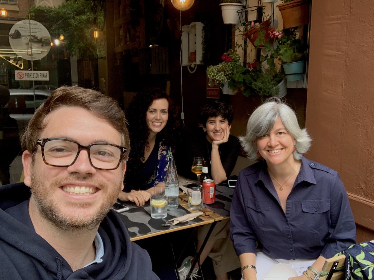 eugeniovinas's tweet photo. 👋🏻 Os saluda el tribunal de los TFM del primer Máster de Pódcast. 

⁦@txabela_cc⁩
⁦@molinos1282⁩
⁦@mjesusespinosa⁩

Relajando el rictus, pero solo para comer 😇 🎧 https://t.co/ipWWPrjSn8