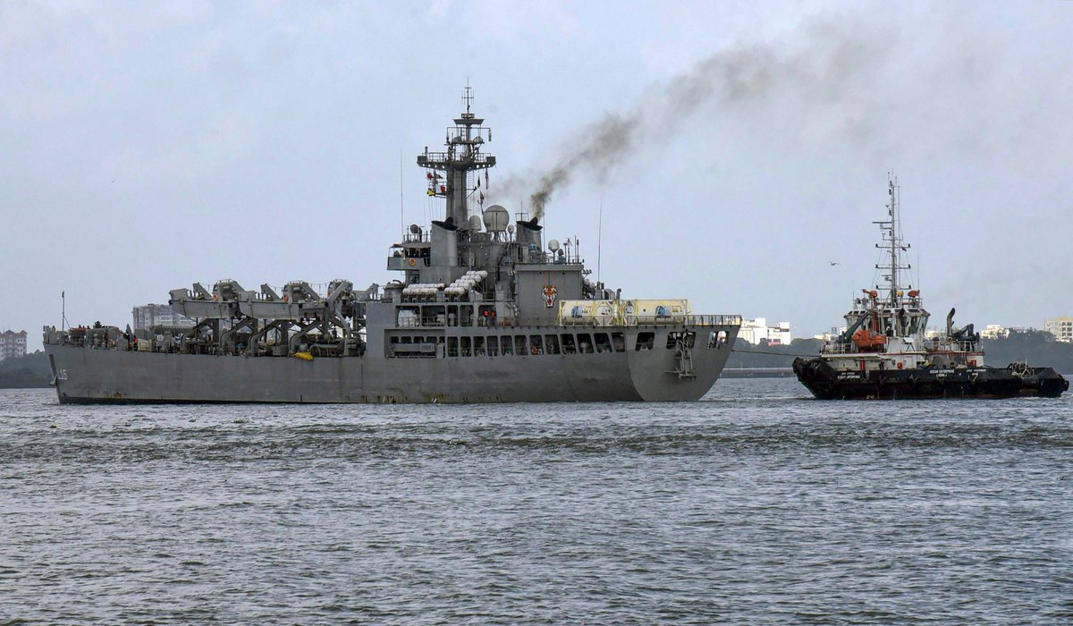 Oneindia's tweet image. #INSShardul with 80 metric tons of #oxygen arrives At #KochiPort
oneindia.com/photos/ins-sha…

#IndianNavy #OxygenExpress #OxygenShortage #oxygencrisis #OxygenConcentrators #oxygenforindia