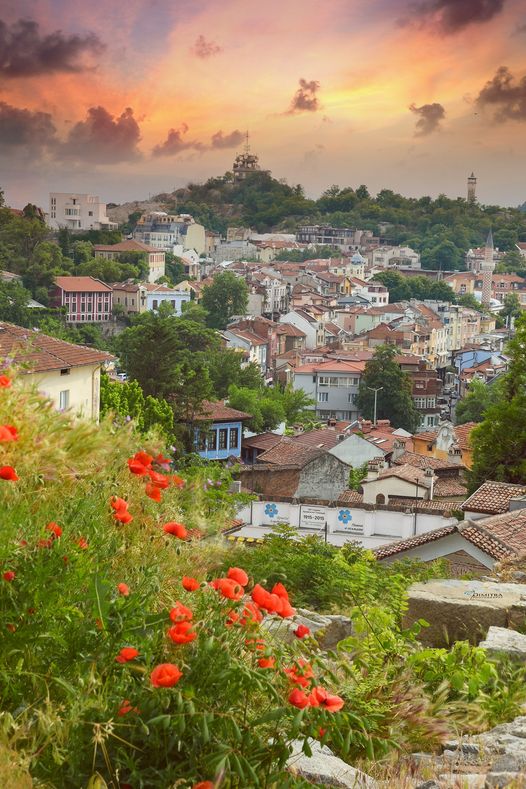VisitPlovdiv's tweet photo. Regardless of the unusually gloomy weather, #Plovdiv welcomes everybody to diverse and inspiring events this weekend! ♥️😊
Open-air festivals, @claydermanmusic concert, European Mile Plovdiv sporting event and more ➡️https://t.co/ig5ZFbP48K
📸Dimitra Lefterova https://t.co/BxZCsv43qA
