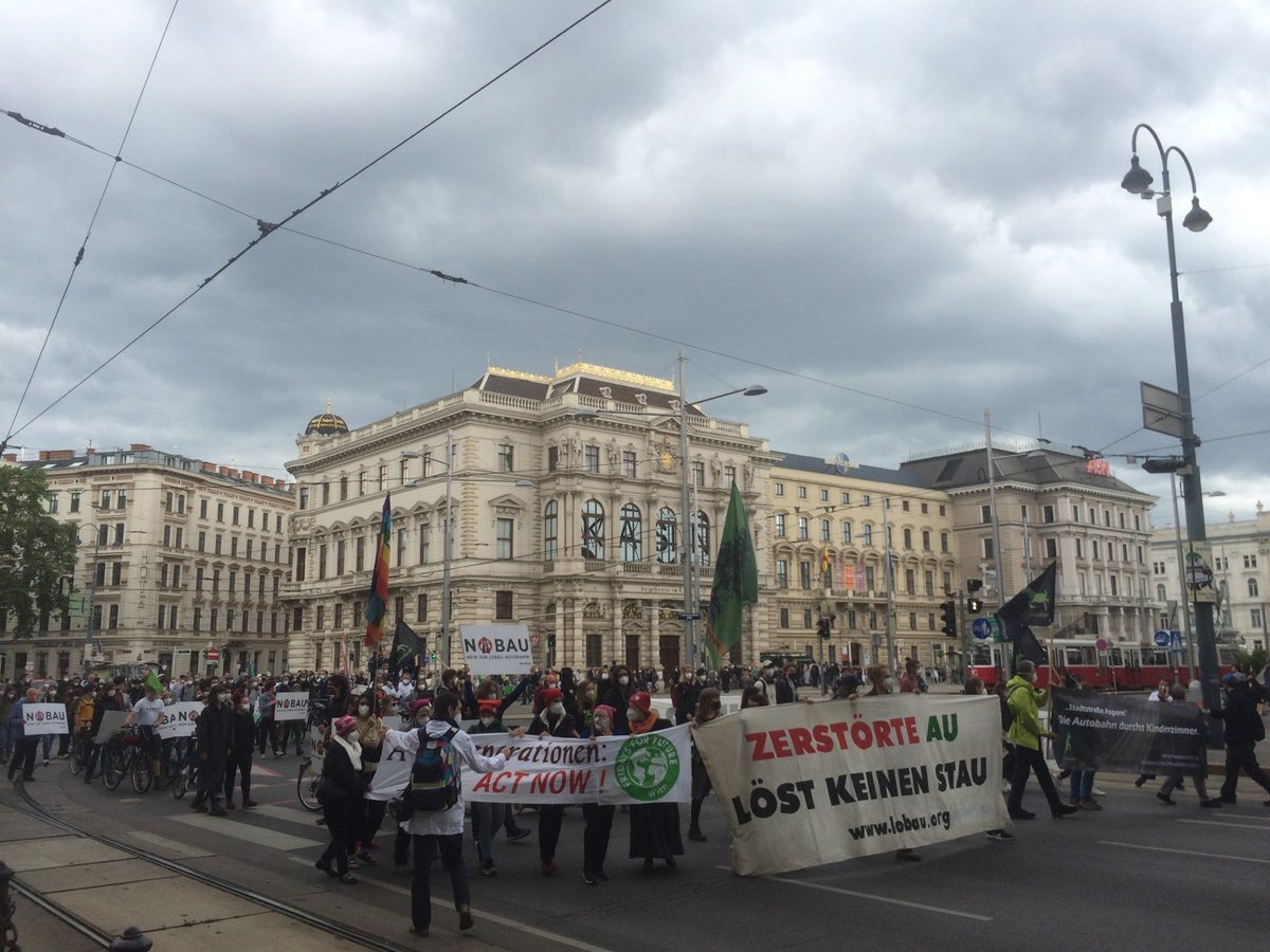 SystemChangeAT's tweet photo. 1000 Menschen demonstrieren heute vor der #Industriellenvereinigung, dem #Rathaus, der #WienerSPÖ, der #ASFINAG und dem #Klimaministerium, um ihre Wut darüber kundzutun, dass noch dieses Jahr mit dem Monsterprojekt #Lobauautobahn begonnen werden soll. Nicht mit uns! https://t.co/uFNKBjCpdR