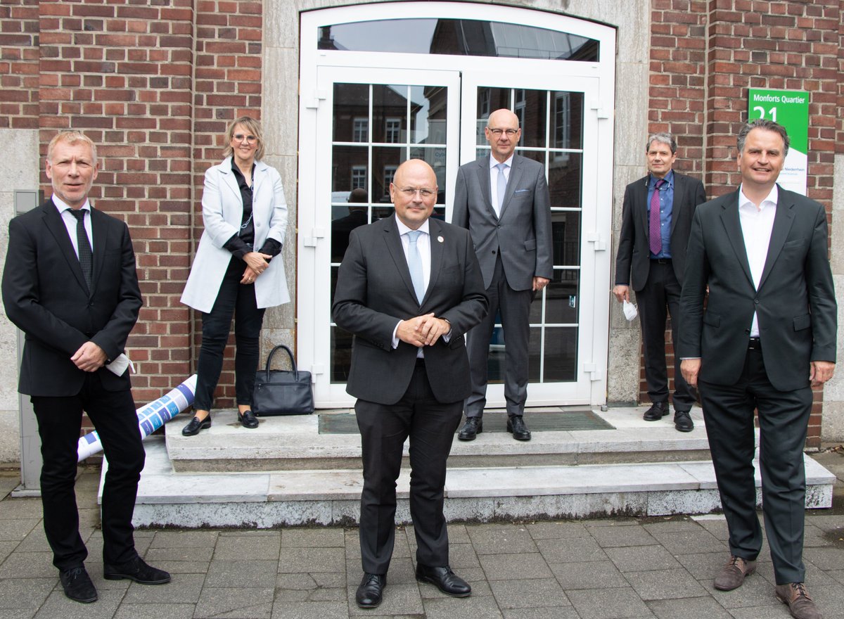 HS Niederrhein (@hsniederrhein) on Twitter photo Gestern war <a href="/BSI_Bund/">BSI</a> Chef <a href="/ArneSchoenbohm/">Prof. Arne Schönbohm - privat -</a> in Mönchengladbach auf dem neuen Cyber Management Campus. Mit <a href="/guenterkrings/">Günter Krings</a>, Hochschulpräsident Thomas Grünewald und dem Gründungsteam. #CybercampusNRW <a href="/h_bonnrheinsieg/">Hochschule Bonn-Rhein-Sieg</a> Mehr in der PM: bit.ly/3uyIdlM Gestern war <a href="/BSI_Bund/">BSI</a> Chef <a href="/ArneSchoenbohm/">Prof. Arne Schönbohm - privat -</a> in Mönchengladbach auf dem neuen Cyber Management Campus. Mit <a href="/guenterkrings/">Günter Krings</a>, Hochschulpräsident Thomas Grünewald und dem Gründungsteam. #CybercampusNRW <a href="/h_bonnrheinsieg/">Hochschule Bonn-Rhein-Sieg</a> Mehr in der PM: bit.ly/3uyIdlM