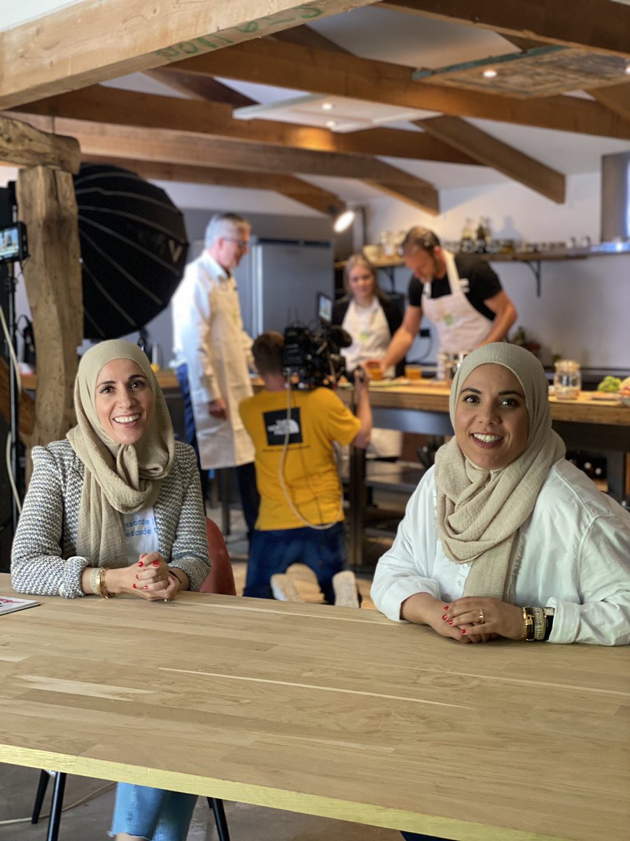 ProvDrenthe's tweet photo. Vandaag zijn de opnames van de kookvideo voor #kindermenu 2.0. @HenkJumelet mag de recepten, die door kinderen zijn verzonnen, maken. De @HealthySisterNL, ambassadeurs van de @JOGGNL, proeven het resultaat.. dat smaakt naar meer! โก๏ธ https://t.co/AqbJRXtdl2 https://t.co/HuxkyQtRt7