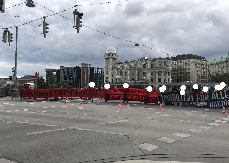 DanniBleibtWien's tweet photo. Die Aspernbrücke wird gerade von Aktivist*innen blockiert, die gegen den Bau der Lobau-Autobahn protestieren! 🔥 #w2805 #nobau https://t.co/ySwOnYekoy