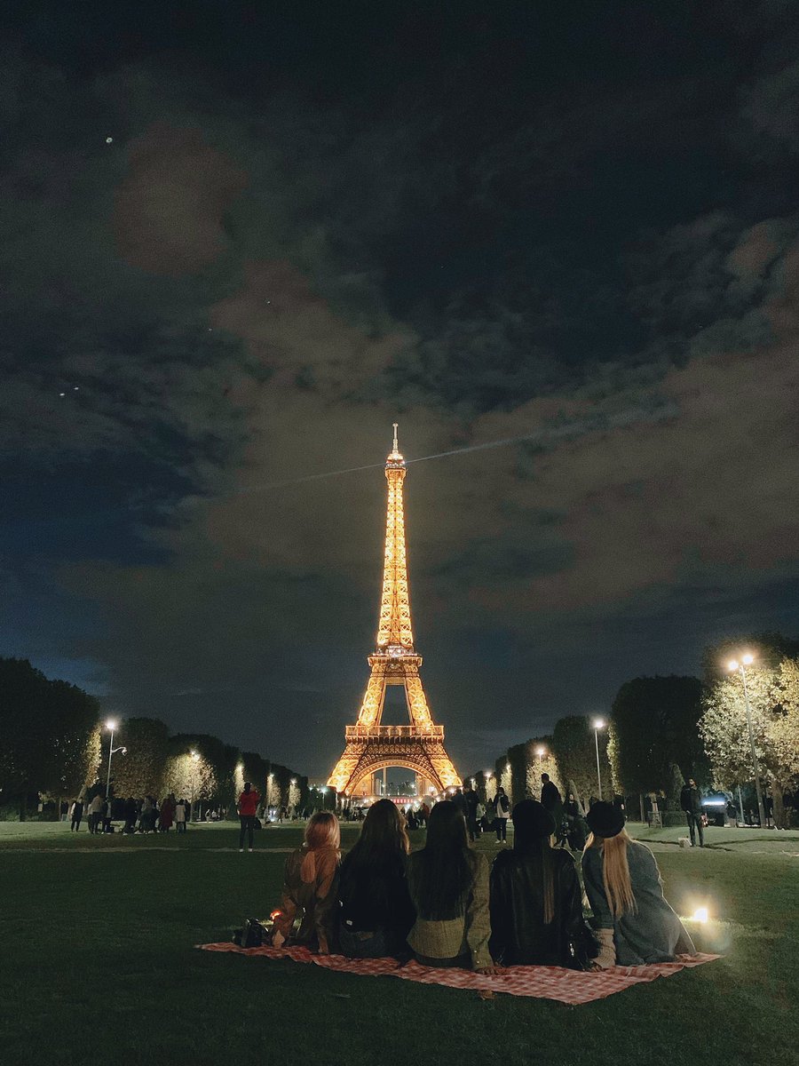 itzzzyyy's tweet photo. You made me smile when I couldn’t do it myself. You gave me strangers that became my family. You became my home and my comfort zone. Thank you ITZY. I’ll promise to stay until the end. 5 or nothing. I trust you. ✨#ITZY https://t.co/S1NanKsgJ9
