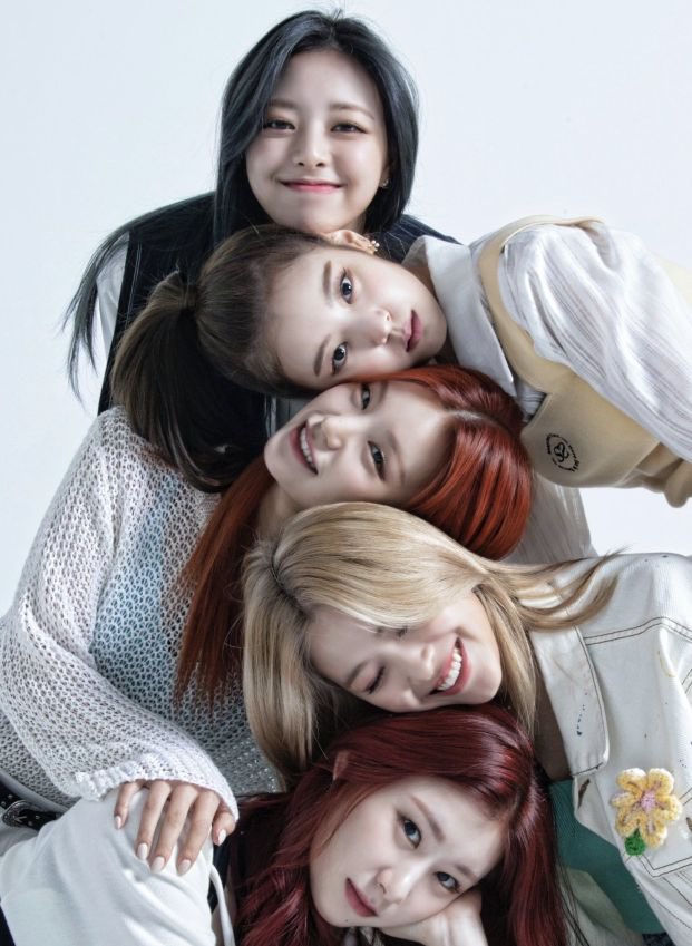 itzzzyyy's tweet photo. You made me smile when I couldn’t do it myself. You gave me strangers that became my family. You became my home and my comfort zone. Thank you ITZY. I’ll promise to stay until the end. 5 or nothing. I trust you. ✨#ITZY https://t.co/S1NanKsgJ9