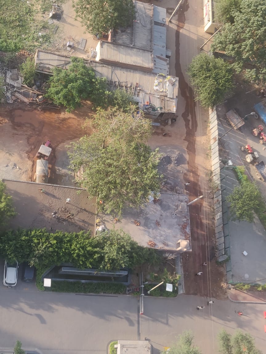 Dlfultima1's tweet photo. Work going on even after notice from MCM .... roof plaster work in progress...  people are above law  this can only happen here... please take appropriate action ASAP. @MCManesar @OfficialGMDA https://t.co/ocW3lf68PL