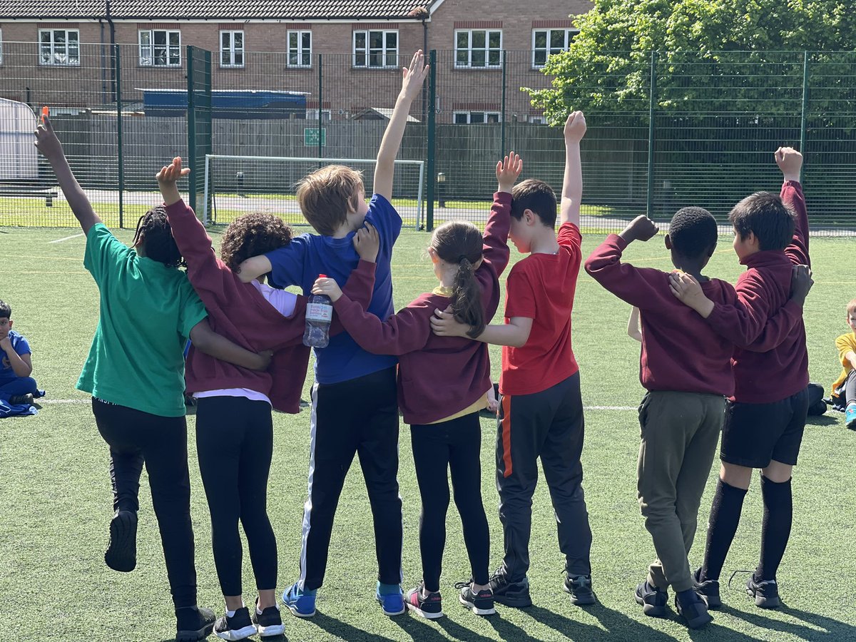 HaslemereMerton's tweet photo. Thank you Mr Horne for organising an amazing Football Week for us. The children have thoroughly enjoyed it! We have been delighted with the wonderful amount sportsmanship and teamwork the children have displayed. @SchoolsFootball #SchoolsFootballWeek #HaslemereValues #INSPIRE https://t.co/2TmL51n2Tf