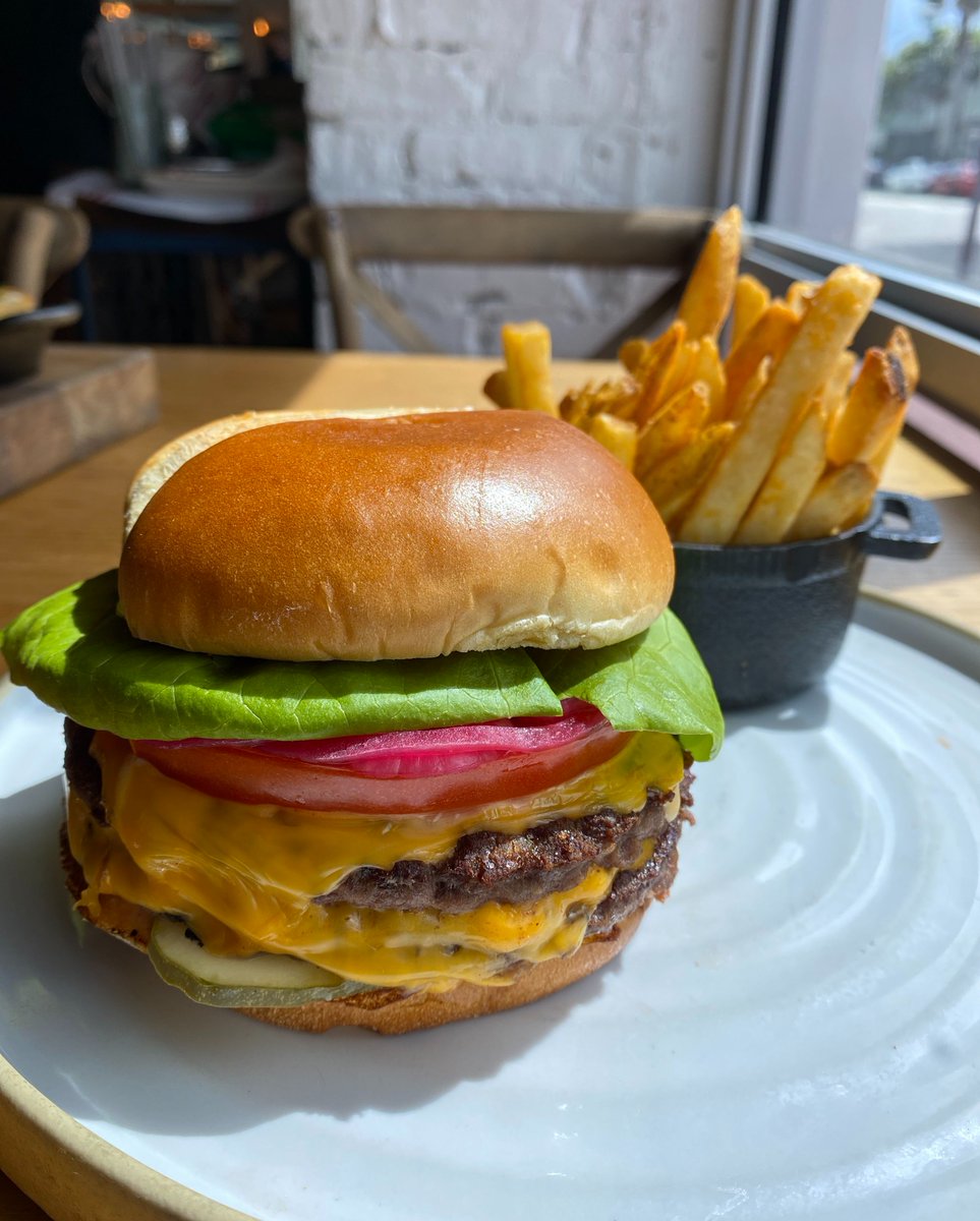 ybrestaurants's tweet photo. It's #NationalBurgerDay & #NationalBrisketDay, so obviously we're celebrating both with π§ππ ππ₯πππ§ ππ ππ₯ππππ‘ ππ¨π₯πππ₯ and a π¦π π’πππ ππ₯ππ¦πππ§ π¦ππ‘ππͺπππ. π β
β
#Yardbird #burger #americanburger #smokedbrisket #brisketsandwich #southerngoodness https://t.co/F8xAXgi3Ye