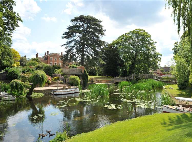 CambridgeIndy's tweet photo. Here are some of the #OpenGardens you can enjoy this bank holiday weekend and in June in #Cambridgeshire https://t.co/fTVUNMwYoD https://t.co/KlDiWFpI3n