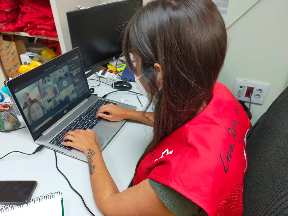 CruzRojaSevilla's tweet photo. [#MedioAmbiente🍃]
Porque para proteger nuestro entorno, hay que conocerlo. Ayer disfrutamos de una formación online en medio ambiente de la mano de Sara,  una de nuestras voluntarias expertas en el tema. 
#Medioambiente
#ODS https://t.co/l11GEkbg2Q
