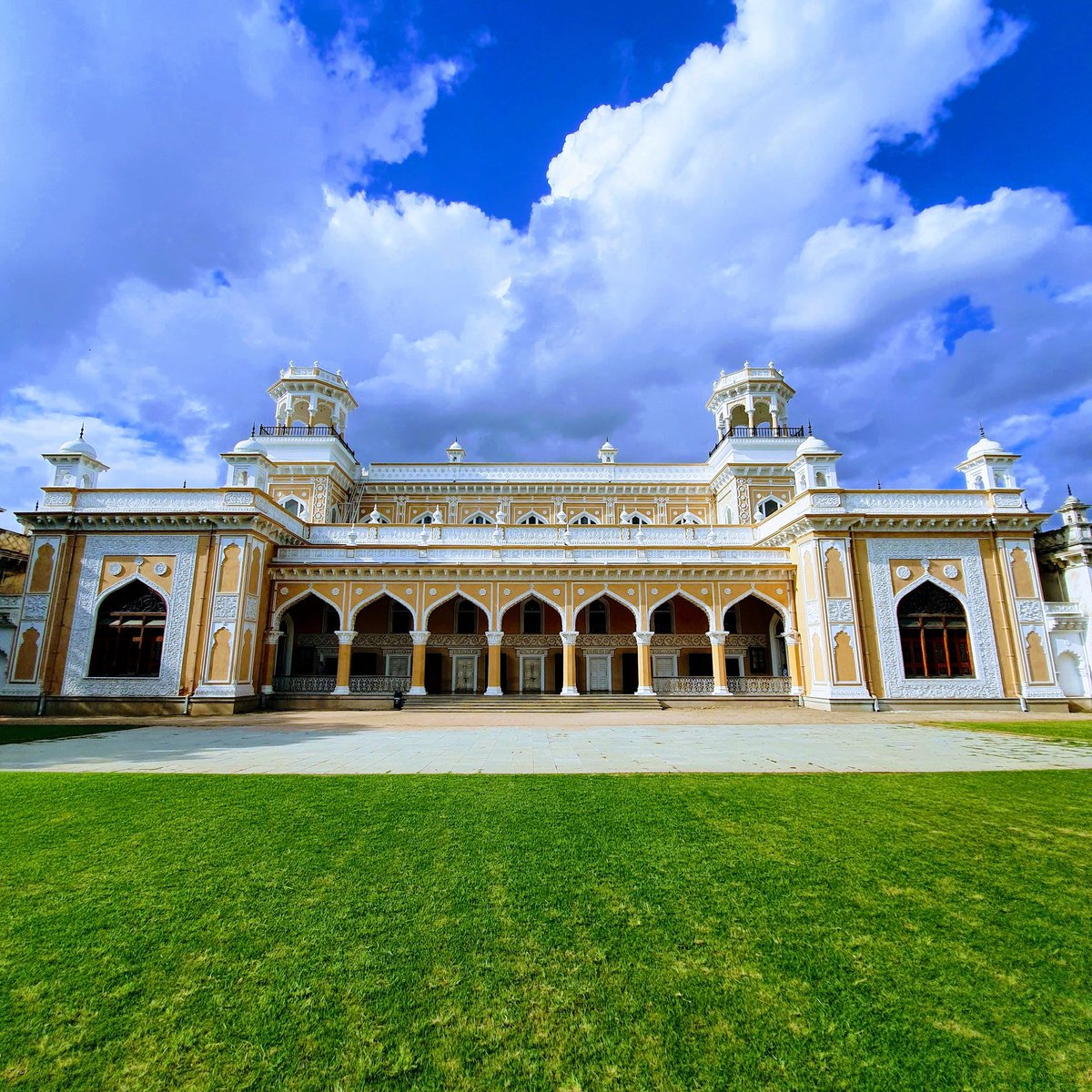 Was difficult to fit in the frame but managed!

#ChowmahallaPalace #Hyderabad 
#Chowmahalla #HyderbadDairies