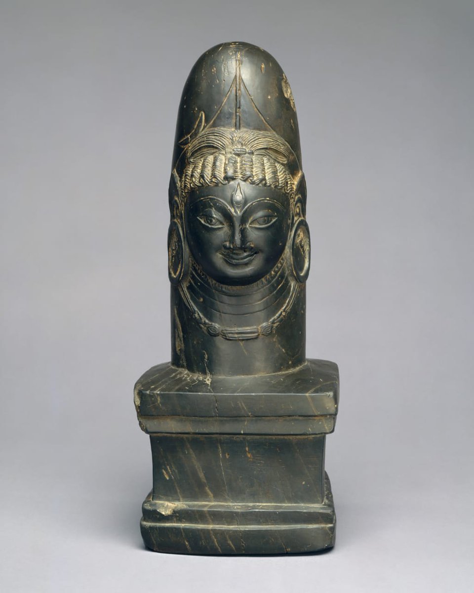 Magnifique 7th Century's Ekamukhalinga.

*Jammu and Kashmir region.
*Stone
*Metropolitan Museum of Art New York. 
#Hinduism
#IndianArt
#GodInMuseum