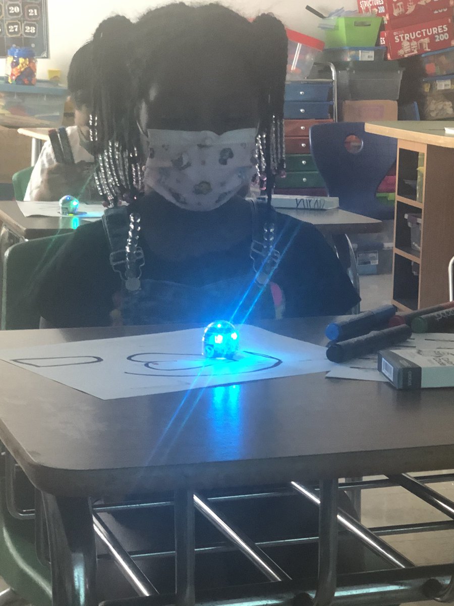 My sweet firsties wanted the lights off so they could see the ozobots glow! <a href="/ReamsElemAP/">Reams Road Elem</a> @CcpsRobotics  @ccpsinfo <a href="/Ozobot/">Ozobot</a> #REAMSSTEAM