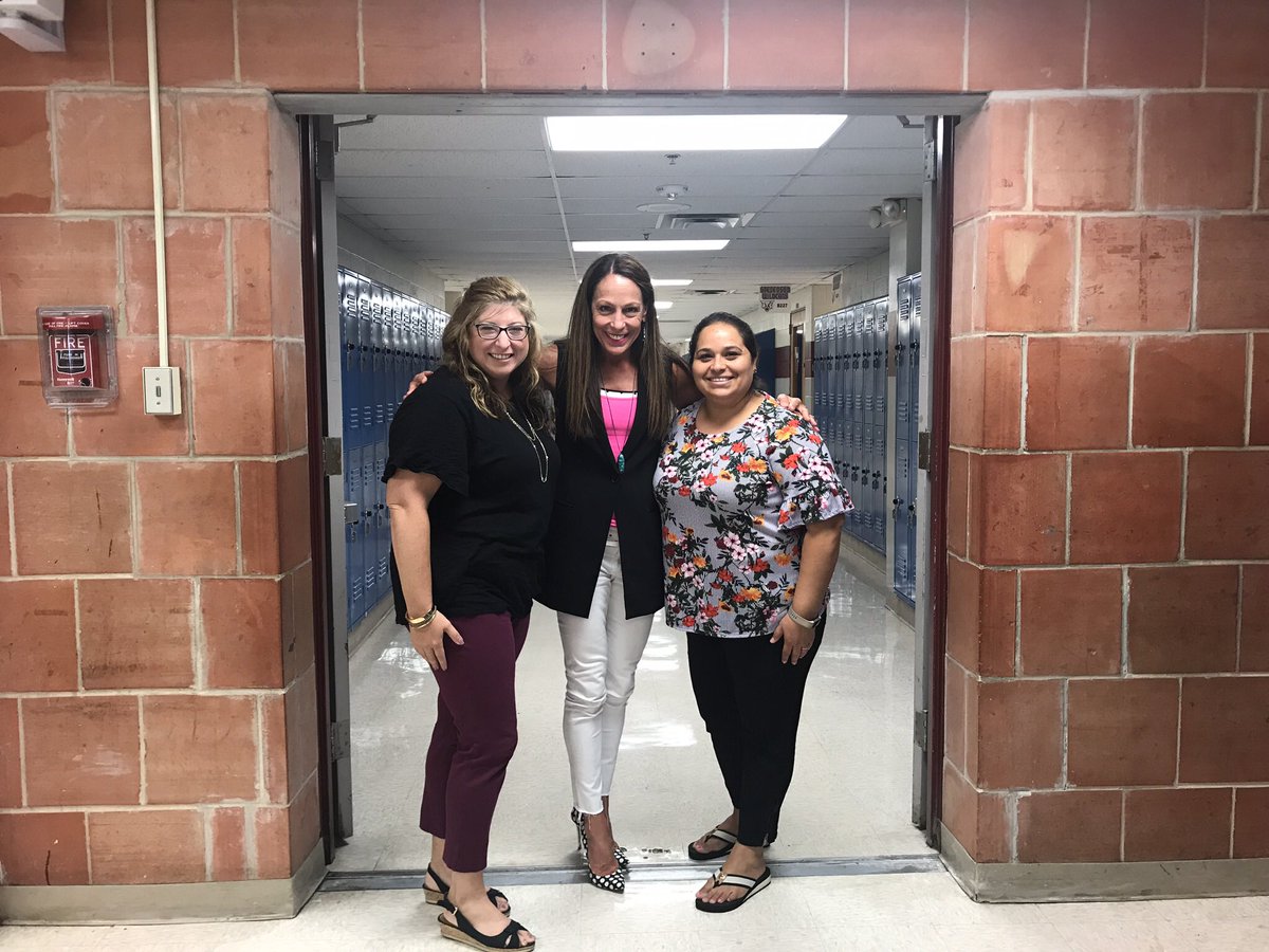 RootEdSA's tweet photo. Throwback when RootEd Co-Founders met Principal @julieschweers and got to tour her amazing school!! #RootEdStevenson @NISDStevenson @CristyBurguete @gensugalski @NISD https://t.co/sBLT3VofMj