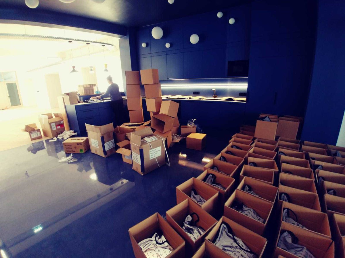anyline's tweet photo. Assembling 70+ boxes for a special team surprise took quite the organization! 

But now, the Anyline team is summer-ready! We can't wait to get outside and see everyone safely again soon! @Stadt_Wien https://t.co/w2wbpDZy66