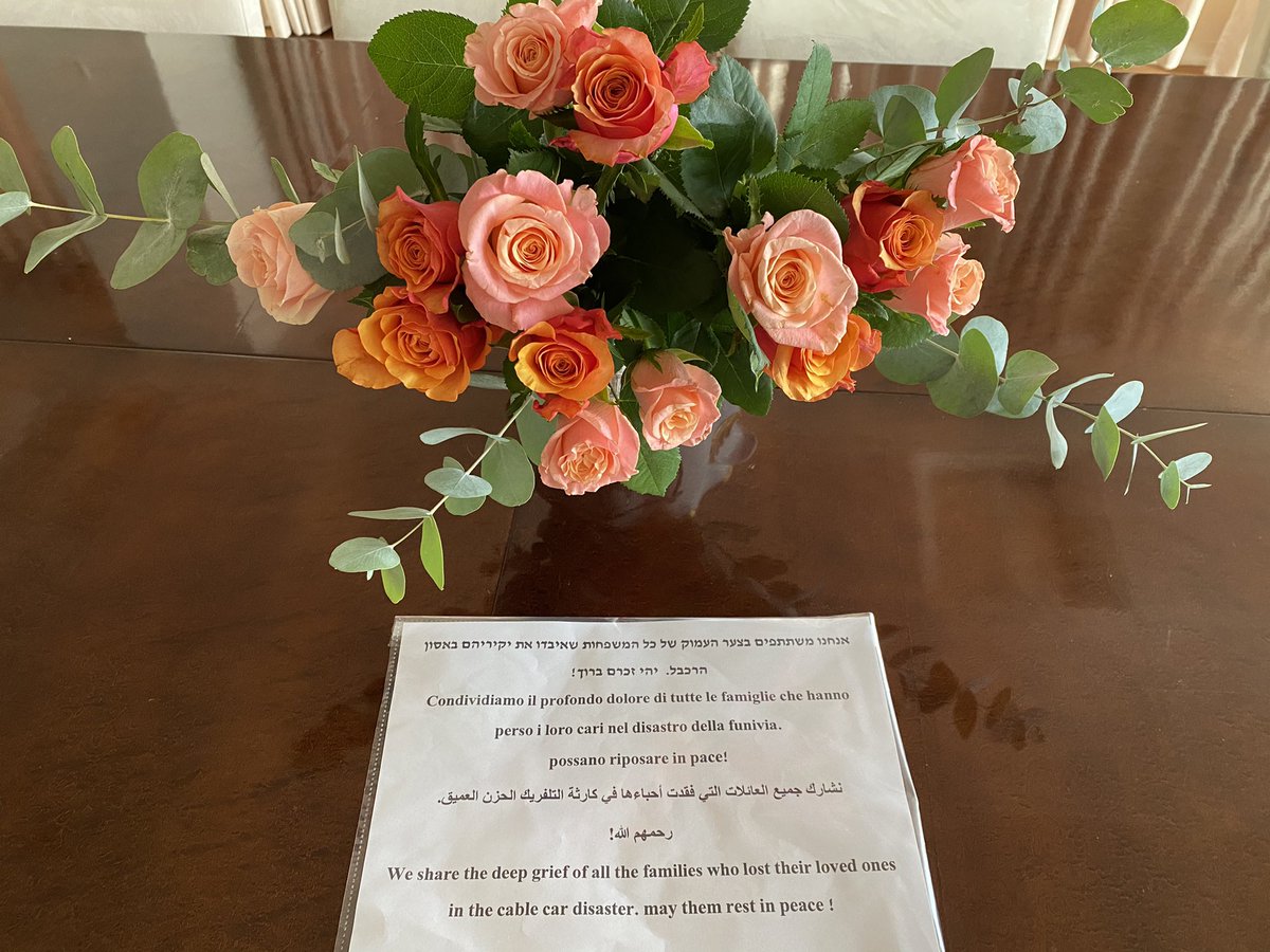 Stamane, all'ingresso dell'Ambasciata, abbiamo trovato 14 rose in memoria delle vittime del tragico incidente del #Mottarone. Un gesto di solidarietà che testimonia la grande vicinanza tra 🇮🇹 e 🇮🇱 in questo momento di dolore per entrambi i Paesi.