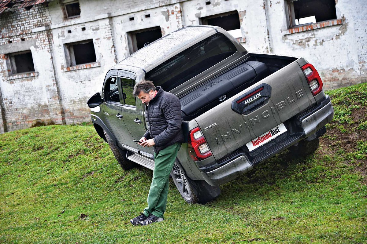topspeedmagazin's tweet photo. Tojota je ponovo uspela da jednostavnom restilizacijom održi u vrhu klase model "hajlaks", svoj provereni i nepretenciozni kamionet, koji se sada vozi lakše i ponaša bolje u svakodnevnoj upotrebi, pa je kao stvoren da bude veran pratilac u poslu i zabavi... #topspeedtest https://t.co/9bzMAgose0