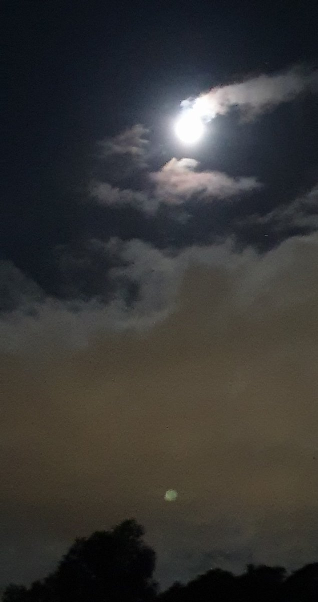 CherScheff's tweet photo. Friday night Moon in a cloudy sky. 

#Sydneyskies 
#FridayMoon https://t.co/AcGROQP7zp