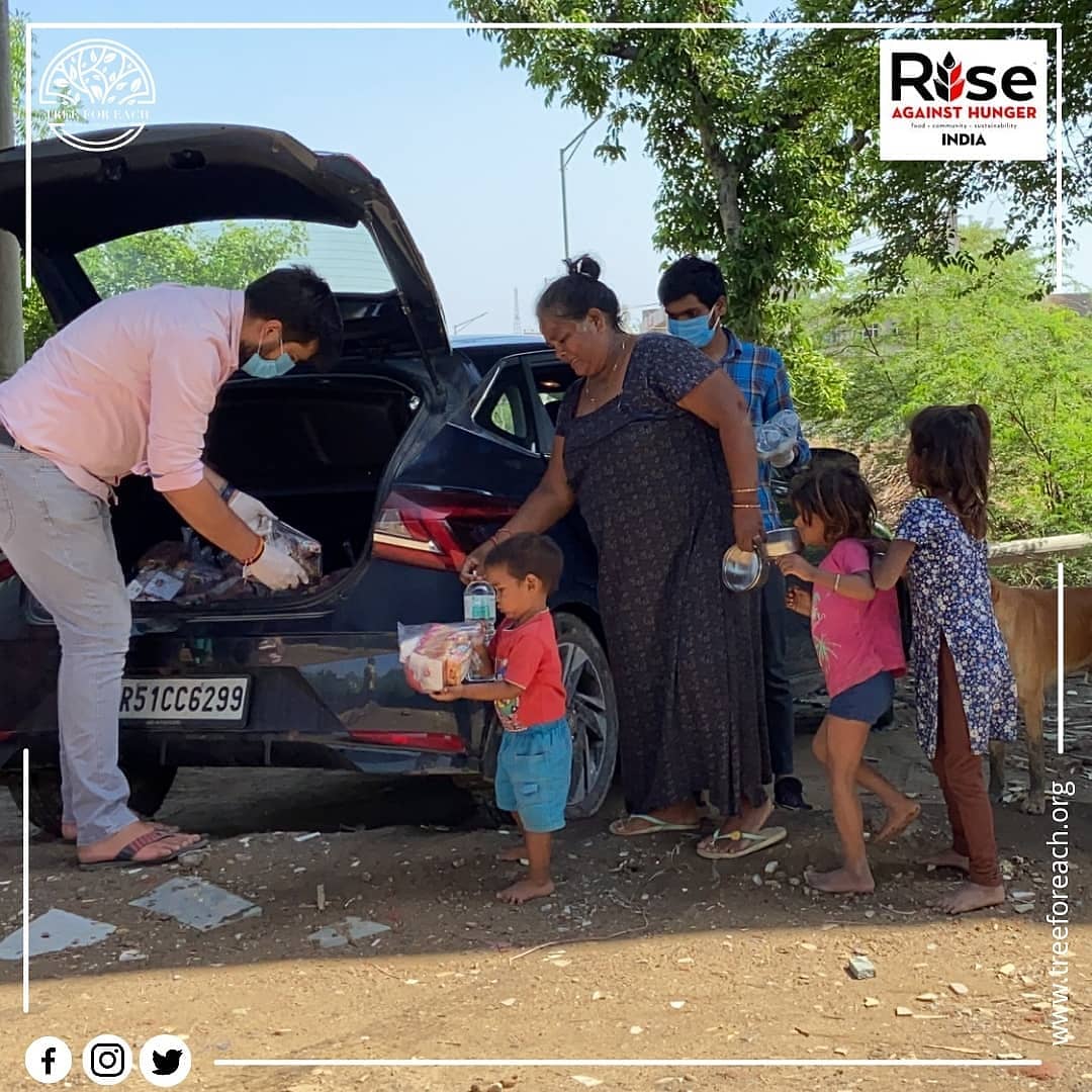 treeforeach's tweet photo. Ending hunger in Faridabad is a goal that is literally within our grasp. We the team of Tree For Each Foundation is distributing food packets to the people living on the streets.
#pandemic #treeforeach #IndiaFightsCorona #COVID #Hunger #coronavirus #Homeless #Faridabad #Haryana https://t.co/CLNmGwpncR