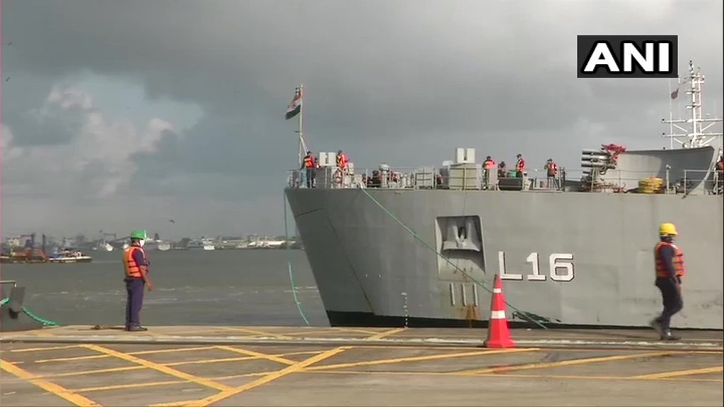 Oneindia's tweet image. #INSShardul with 80 metric tons of #oxygen arrives At #KochiPort
oneindia.com/photos/ins-sha…

#IndianNavy #OxygenExpress #OxygenShortage #oxygencrisis #OxygenConcentrators #oxygenforindia