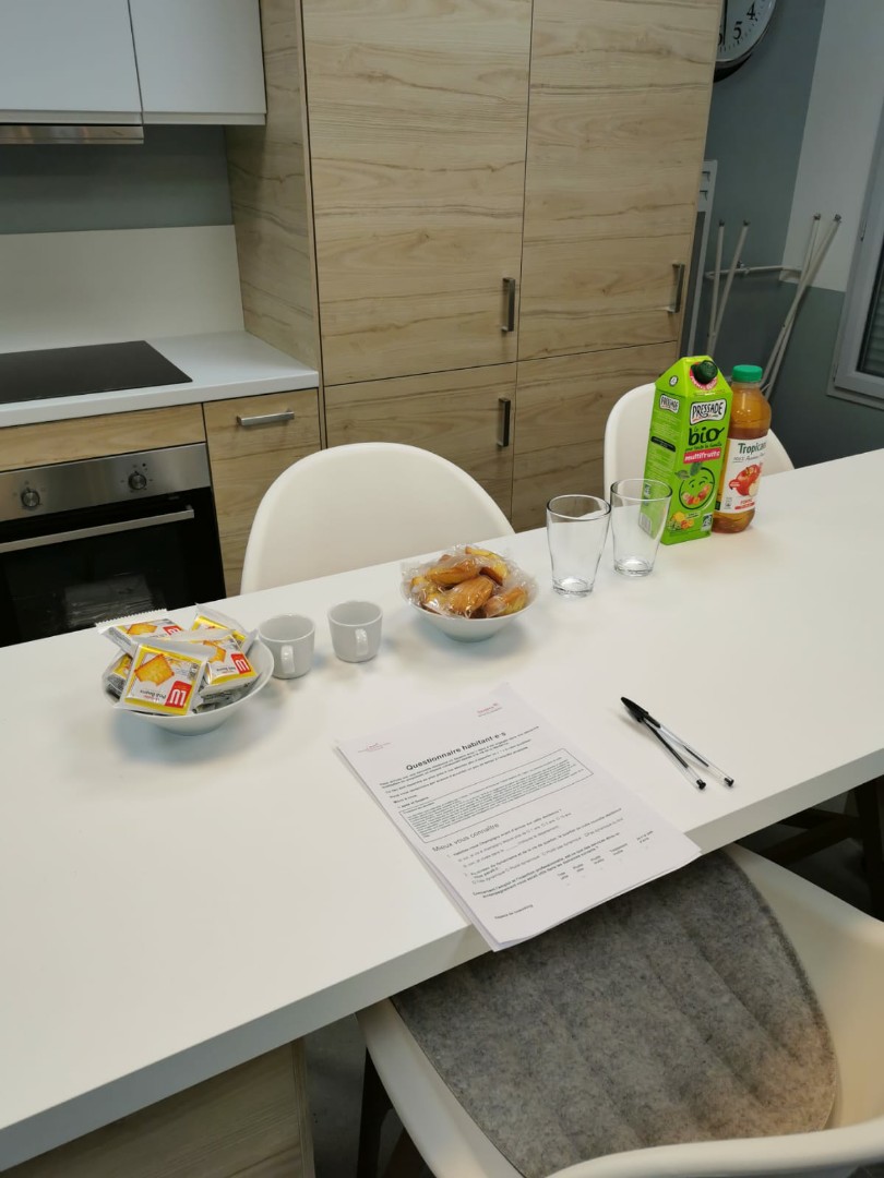 judicaelsa's tweet photo. Farid ibroudrahene attend avec impatience le premier locataire de la résidence interG @SEQENSofficiel de champigny-sur-marne. Il signe à 15h00 et il sera accueilli au sein de la salle particip'active de la résidence. @ApesDsu #60ans. https://t.co/5fbqRRrlMU
