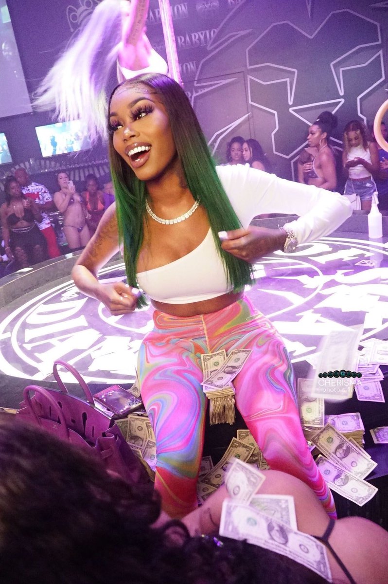 AsianDaBrattt's tweet photo. The one with the biggest smile goes through the most shit I hate to say it 💜 https://t.co/IpaRq1ixI5