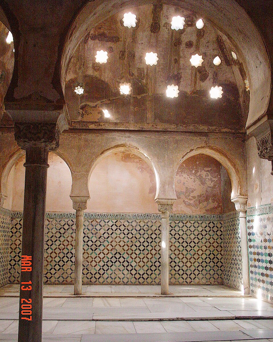 大畠稜司 07 03 13 見えないところから入る光が奥の壁の上部を照らす陰影がいい T Co Cske0nolpq ヨーロッパ スペイン グラナダ アルハンブラ宮殿 建築 世界遺産 世界の絶景 メスアール宮 扉 Spain Granada Alhambra