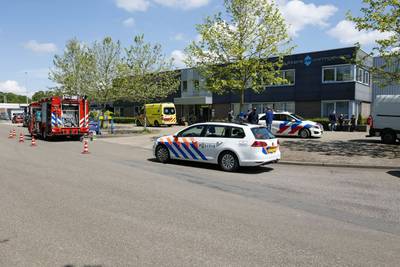 Gewonde bij ongeluk in drukkerij in Ede, hulpdiensten rukken massaal uit..