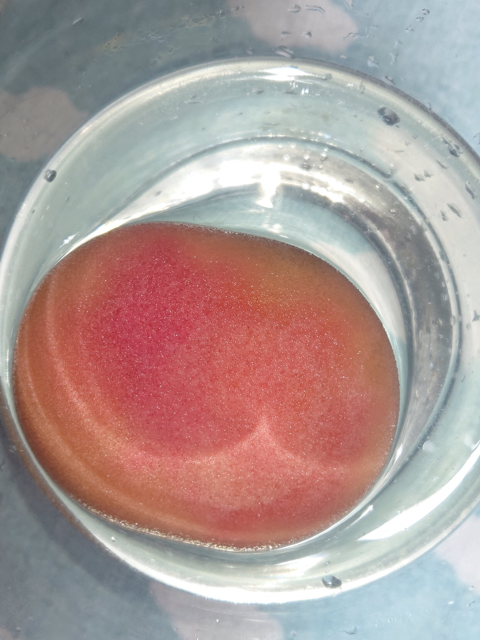 Pinkneontetra 日焼け止めと塩素系漂白剤が反応すると こうなる これは化粧パフなので実害は少ないけど 白物のシャツを漂白剤につけたりした日には襟元が真っ赤になる 洗えば消えると言うけれど ぶっちゃけ簡単には消えません 100回位洗えば 微か