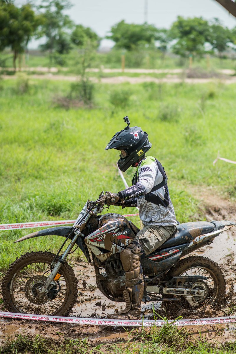 ChitrarathR's tweet photo. Go thru the mud they said
It isn't that deep they said. 
.
.
.
.
#cheetahontrack #cheetah #enduro #adventurebike #adventure #rides #bikers #bikersoul #alpinestars #quarantine #wefueladrenaline #mud #slushfun #offroad #monster #explorepage #exploremore https://t.co/iin9OJk3D3