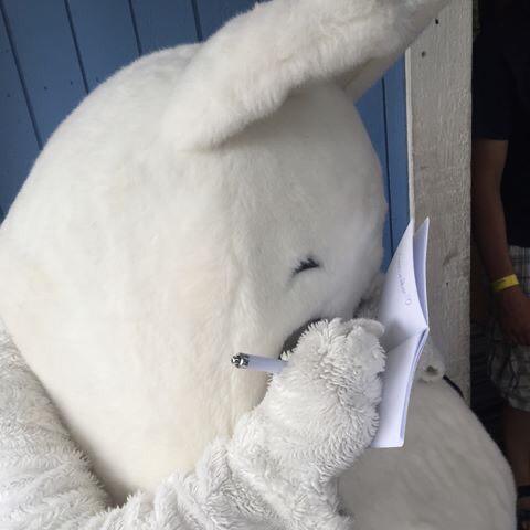 フィンランドのムーミンが面白い 必死にサインを書く姿がじわじわくると話題 話題の画像プラス